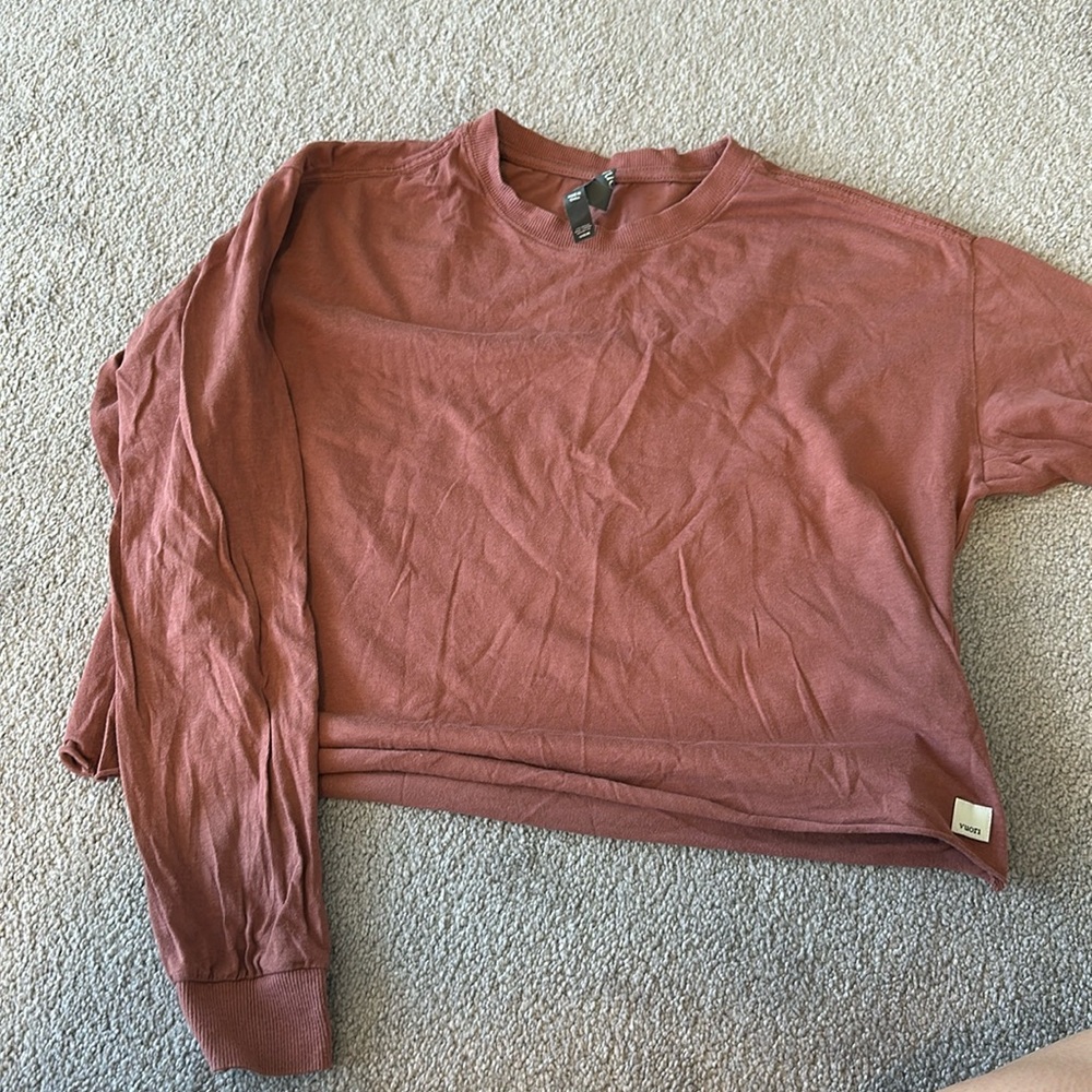 VUORI women’s size medium crop long sleeve tee